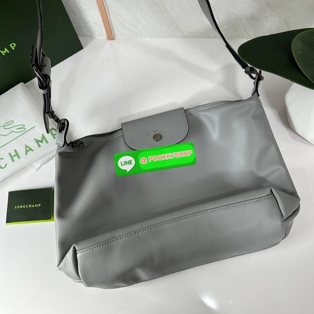 LONGCHAM LE PLIAGE XTRA Hobo bag M กระเป๋าสะพายไหล่ HOBO ออกแบบเพื่อให้ดูเรียบหรูหรา มีความสง่า รูปทรงเก๋ไก๋ วัสดุหนังแกะนิ่มมือ สายสะพายไหล่ปรับระดับได้และถอดออกถือได้ เปิด- ปิด ด้วย ซิป ภายใน ช่องโล่งกว้าง มีช่องซิปแยก ใบใหญ่สามารถใส่ของได้เยอะคะ