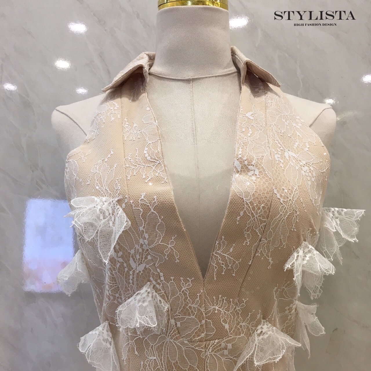 จั๊มสูทแฟชั่น จั้มสูทลูกไม้สีครีม – สไตล์หรูหรา หวานปนเซ็กซี่ที่ควรมีติดตู้!