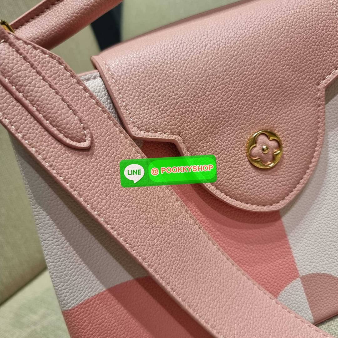 NEW IN!! LV capucines top handle วีไอพีพรีเมี่ยมกิ๊ฟจากเคาน์เตอร์ ที่สุดของความสวยในราคาเบาๆ กระเป๋าถือสุดหรู ดีไซน์ทรงคลาสสิค พร้อมลวดลายหรูหรา มาพร้อมหูจับในตัว ด้วยรูปทรงวินเทจและวัสดุหนังลูกวัว สัมผัสดี ขับผิว ทำให้ไอเท็มนี้สะกดทุกสายตาจริงๆ และยังมีล