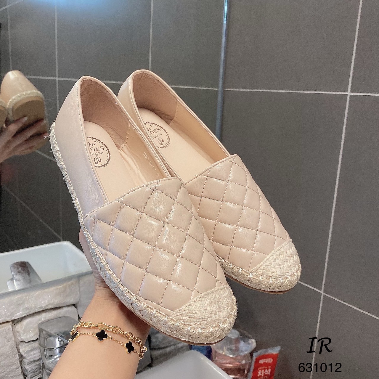 แบบขายดี!!! พร้อมส่ง ลำลองตัวใหม่นิ่มมากๆค่า ทรงสวมสิปออน เย็บลายตาราง พื้นนิ่ม แบรนด์ de'shoe การันตีเริ่องความใส่สบายเท้า ไม่กัดส้น ส้นยางกันลื่นอย่างดี มาน้อยนะคะ สนใจรีบสั่งจองค่า