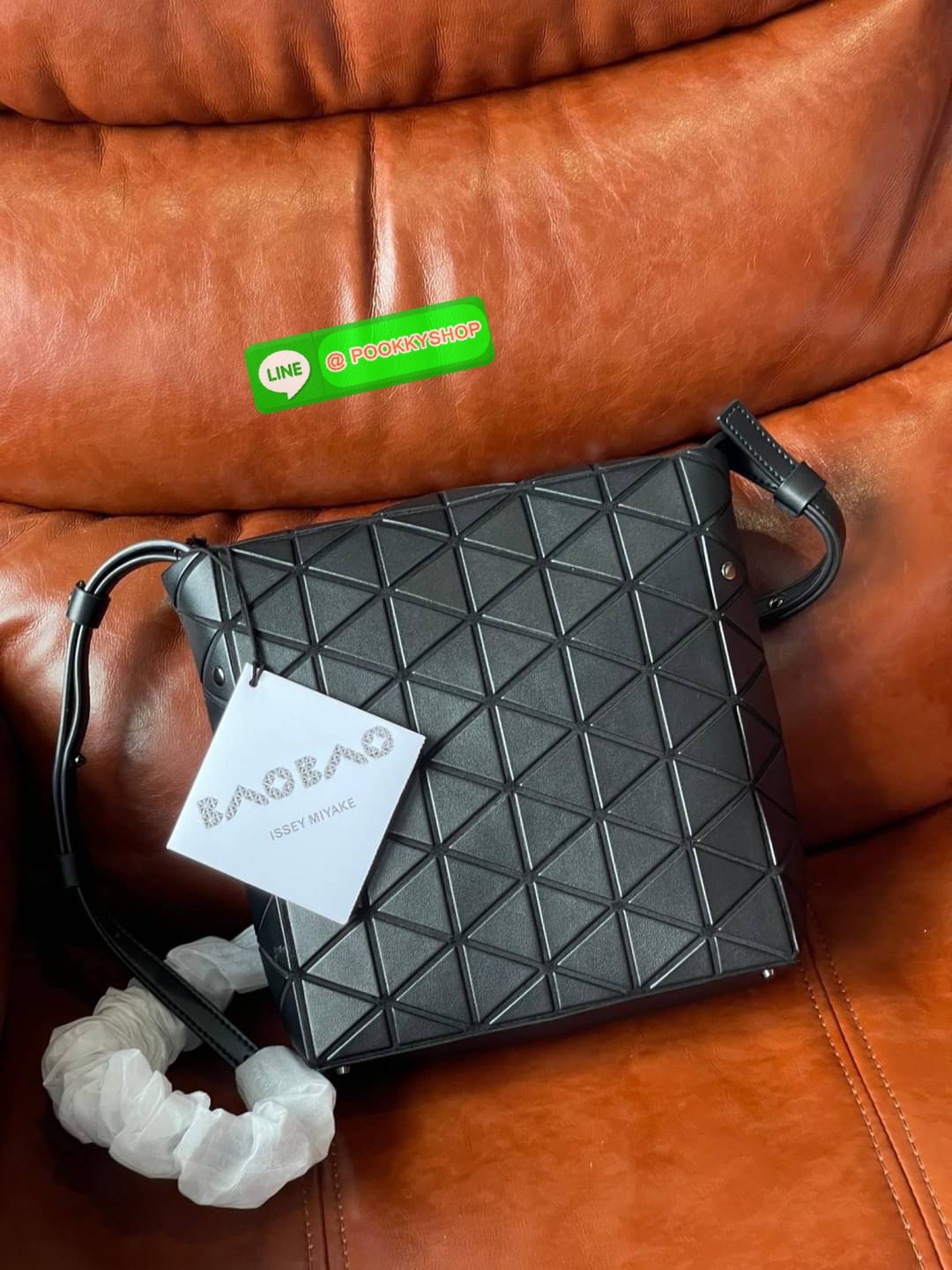 💕Baobao Issey Miyake Off-White Flap Messenger Bag(Large) สำหรับใครที่ต้องการใช้งานแบบเน้นการเคลื่อนไหวที่คล่องตัว แนะนำรุ่นนี้เลยคะ มาพร้อมแผ่นรูปทรงสามเหลี่ยมอันโดดเด่นแฝงไปด้วยความทันสมัยบ่งบอกถึงความเป็นเอกลักษณ์ของแบรนด์ได้เป็นอย่างดี ซึ่งสายส