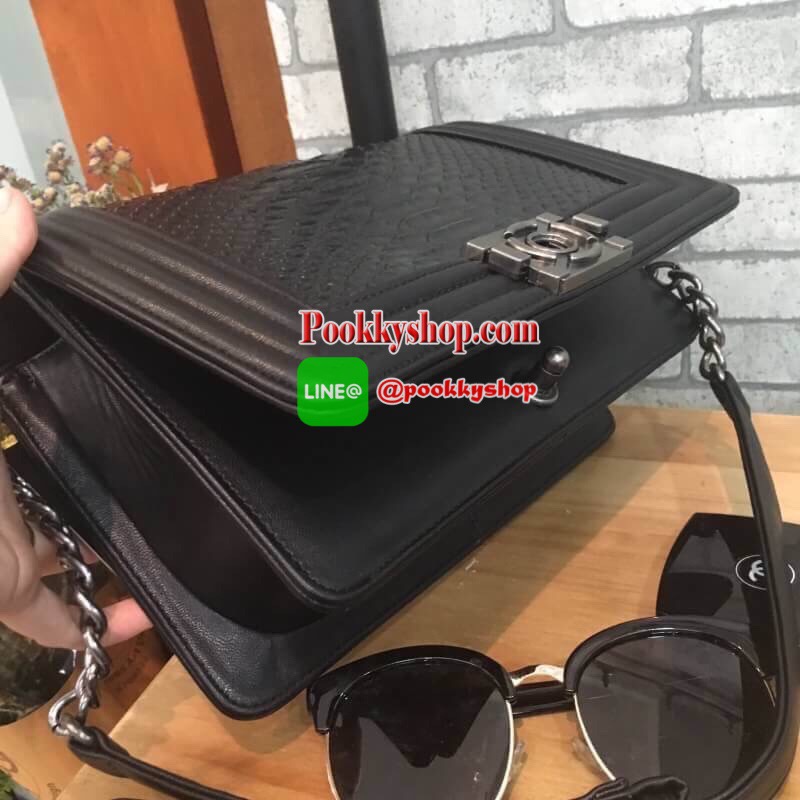 สินค้าขายดี มากี่รอบๆ ก้อหมดเกลี้ยง ทางร้าน ได้กระเป๋า จากแบรนด์ KEEP ทรงเดียวกับ Chanel boy เลย รุ่น KEEP shoulder Luxury small chain bag สวย หรู เท่ มากๆ เลยน๊า กระเป๋าอยู่ทรง ลายหนังจรเข้ สวยงามมากคะ สายโซ่ มีที่รองไหล่ สะพายสบายคะ สายปรับ สั้น ยาวได้ค