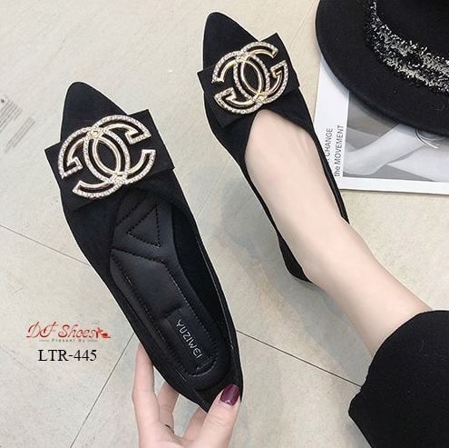 สินค้าพร้อมส่ง รองเท้าคัชชูส้นเตี้ยหัวแหลมนำเข้า วัสดุผ้าสักหลาด ด้านหน้าตกแต่งโลหะ ทรงเก็บหน้าเท้าดี ทำให้เท้าดูเรียวค่ะ เดินง่ายเรียบหรูดูดีจ้า