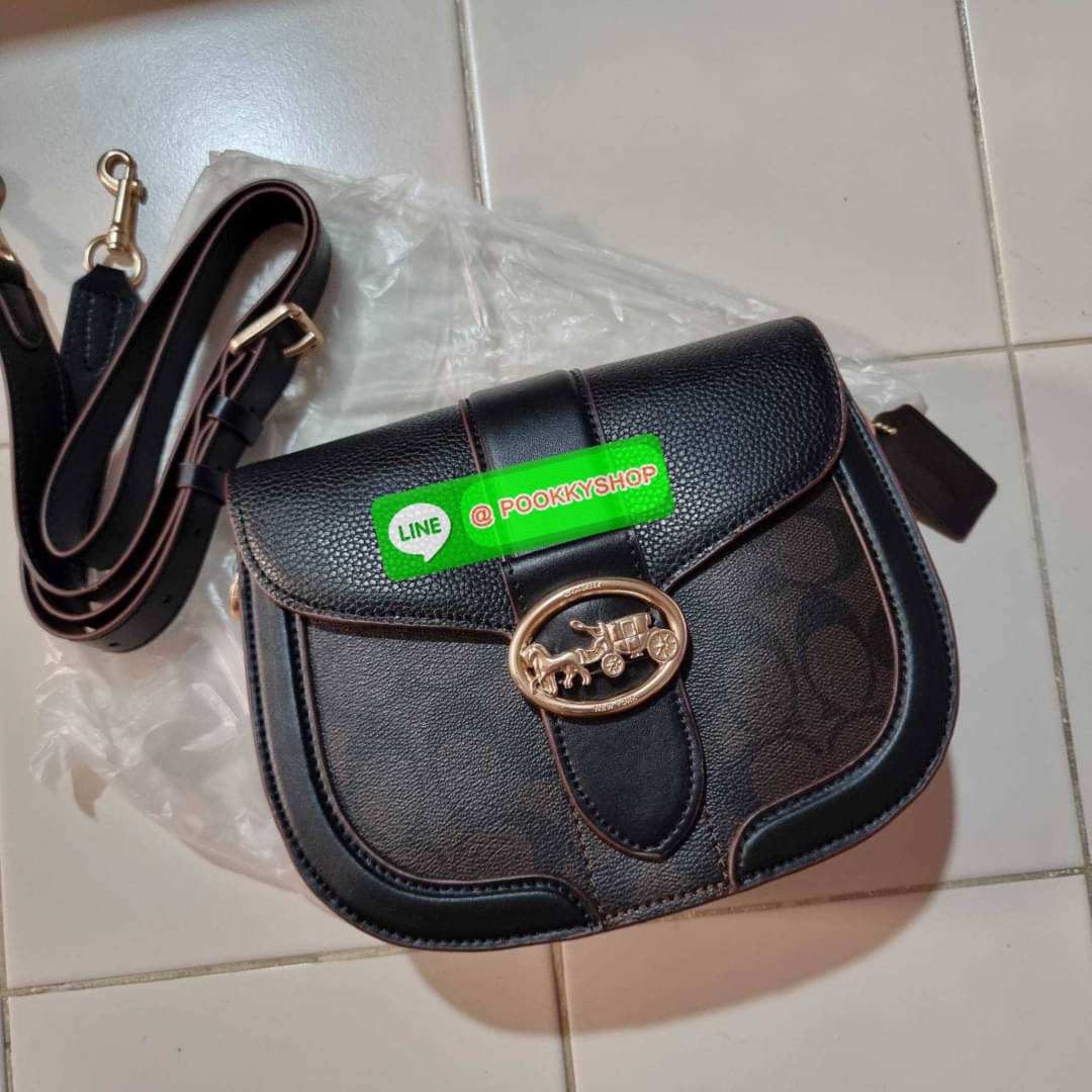 COACH C3593 GEORGIE SADDLE BAG IN COLORBLOCK SIGNATURE CANVAS WITH RIVETS ยกระดับความหรูให้กับตัวเองกันหน่อย ด้วยกระเป๋ารุ่นนี้!! ครอสบอดี้ที่ดีไซน์หรู อัพเลเวล ในราคาที่จับต้องได้ วัสดุหนังแคนวาสเคลือบสลับหนังเรียบ พิเศษไปอีกตกแต่งขอบด้วยหมุด เพิ่มดีเทลก