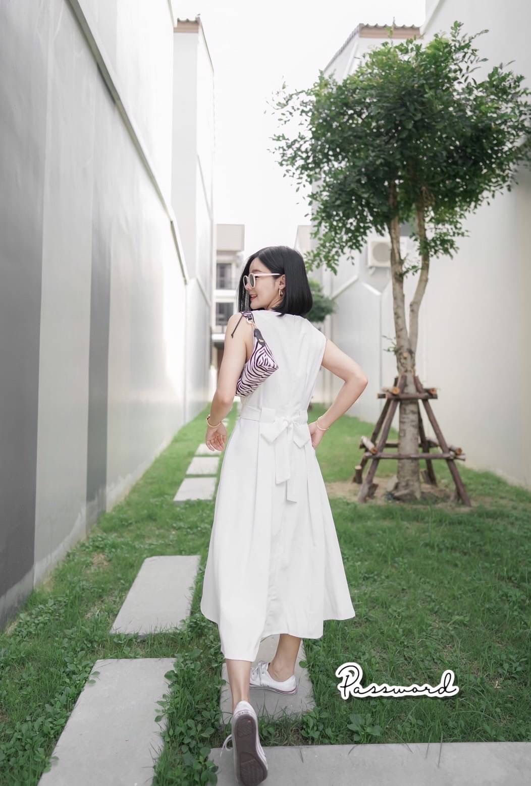 เดรสผ้าซาร่า ทรงสวยสะกดมาใหม่ค่า มีโบว์ผูกมาให้ด้วยน้า จะใส่ผูกซ้าย ขวา หน้า หลัง คือได้หมดค่ะ หรือใครสายชิล จะใส่ปล่อยๆ ก็ยังทรงสวยเน้อ เพราะ เราเย็บเอวให้เข้ารูป ใส่แล้วรับรองดูเป็นสาวเอวคอดแน่นอน แพทเทิร์นสวยปัง ใส่ไปทำงาน ไปดินเนอร์ ไปคาเฟ่ ได้ทุกลุคค