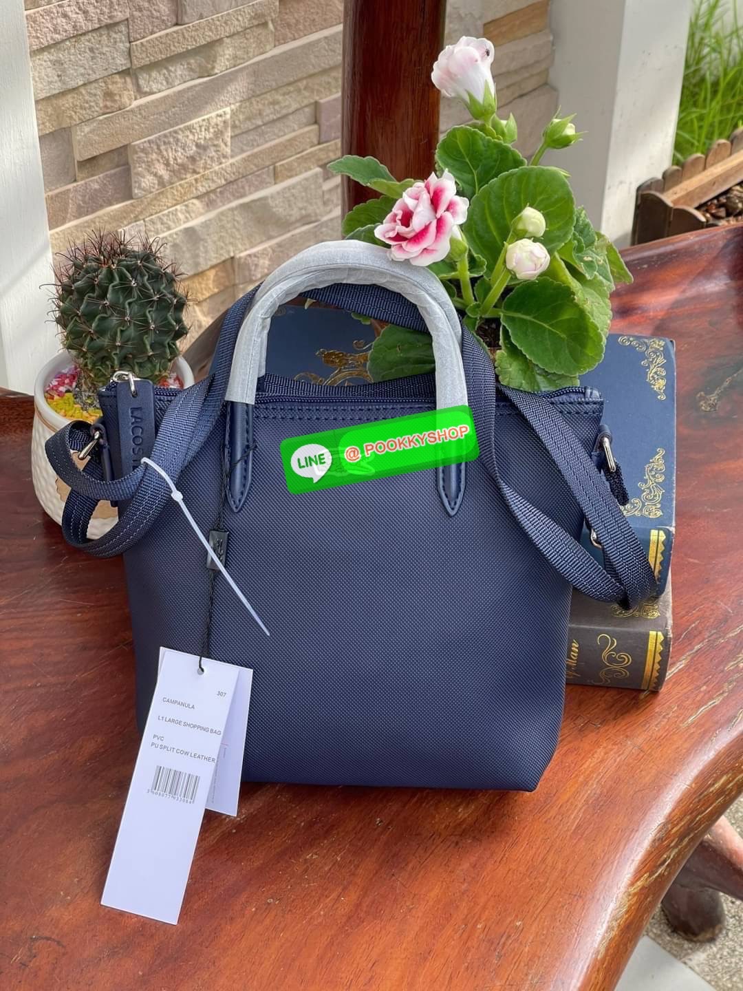 ลาคอส Women's L.12.12 Concept Petit Piqué Zip Tote กระเป๋าสะพายข้างทรง mini tote วัสดุ pvc100% เปิดปิดด้วยซิปเดียวด้านบนสะดวกใช้งาน ใส่มือถือได้ทุกรุ่น ด้านหน้ามีดีเทลโลโก้ปักดูโดดเด่น สายของกระเป๋ารุ่นนี้สามารถปรับความยาวได้ฟรีไซส์ เลือกสะพายได้ ไ