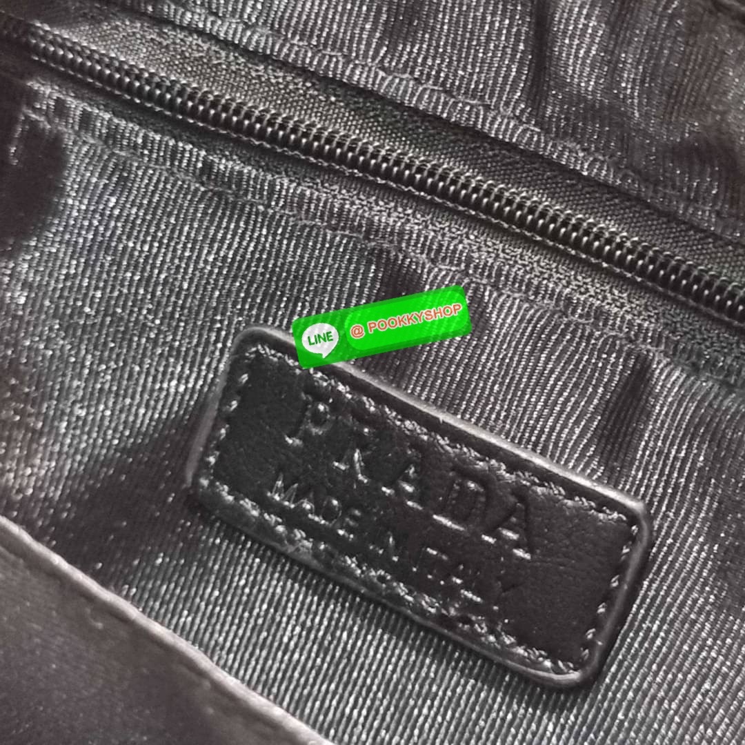 PRADA LEATHER PADDED BAG ใหม่ล่าสุด กับคอลเลคชั่นที่ทำออกมาตอบโจทย์ได้ทุกไลฟ์สไตล์ และเป็นยูนิเซ็กส์ กับกระเป๋าทรงโท้ท ขนาดกำลังดี วัสดุหนังแท้ ตัดเย็บเดินเส้นลายตาราง ปากกระเป๋ามีซิปเปิดปิด ภายในเป็นช่องโล่ง มีช่องแยกให้ มาพร้อมสะพายข้างและใบลูก ให้ได้สน