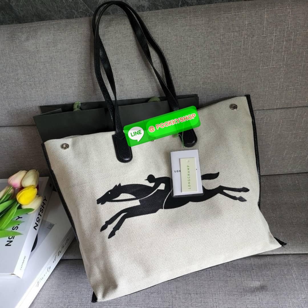 LONGCHAMP ESSENTIAL TOILE SHOULDER BAG L ECRU กระเป๋าสะพายไหล่ ใบใหญ่ สาวสายแบกไม่ควรพลาด ใส่เอกสาร แล็บท๊อป แฟ้มงานหรืออื่นๆใบเดียวจบคะ กระเป๋ามีความยืดหยุ่นและน้ำหนักเบา ปิดด้วยระบบสแน็ปอิน Longchamp ได้ปรับปรุงไลน์ผลิตภัณฑ์ ROSEAU อันเป็นสัญลักษณ์ใหม่ท