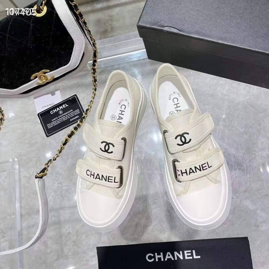 รุ่นใหม่ล่าสุดชนช็อปเลยจ้า รุ่นนี้ลุคคุณหนู hiso เลยจ้า รองเท้าผ้าใบแบรนด์ CHANEL แต่งสายคาดโลโก้แบรนด์ ใส่สวยหรูสุดๆค่ะ ลุคสป็อตเท่ๆค่ะ งานมีโลโก้แบรนด์ทุกจุด ตามแบบต้นฉบับคะ งานลุคคุณหนูใส่สบาย แมทชุดง่ายเลยจ้า