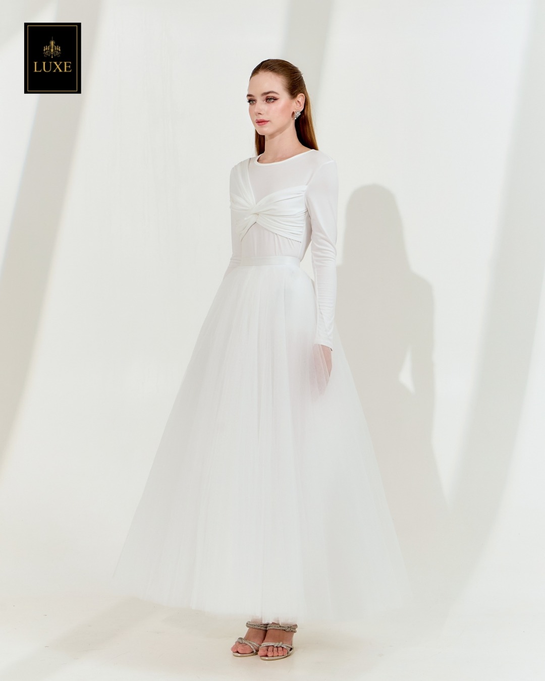 เสื้อแฟชั่น เสื้อคอกลมแขนยาว ลูกเล่นทวิสต์ที่คอเสื้อ ทรงเข้ารูปเล็กน้อย