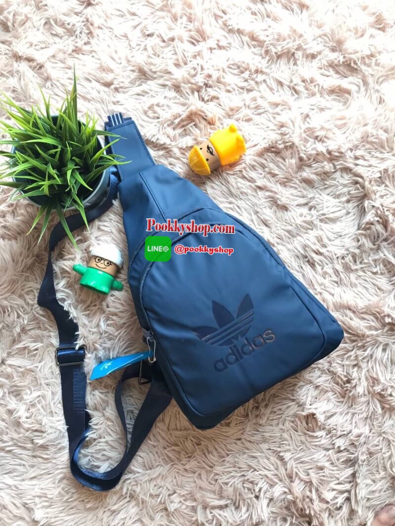 Adidas Expect Originals Bag กระเป๋าสะพายคาดอก ขนาดกลาง วัสดุหนังpu หนังนิ่ม กันน้ำได้ ด้านหน้าสกรีนโลโก้แบรนด์ มีช่องซิปใหญ่ใช้งานได้2ช่อง ภายในมีช่องแยกใส่มินิไอแพค หรือกระเป๋าสตางค์ทรงยาว สายสะพายปรับความยาวได้ฟรีไซส์ ใช้ได้ทั้งผู้หญิงและผู้ชายเท่ๆเลยคร