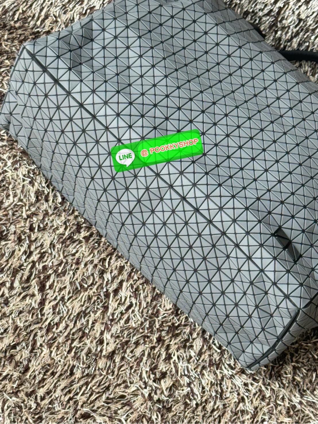 Baobao issey miyake cargo tote matte กระเป๋า CARGO สไตล์บอสตัน มีหูจับแบบบุหนา มีฐานกว้างใส่ได้เยอะ สาทารถใส่สัมภาระที่จำเป็นในการเดินทาง หรือมีพื้นที่จัดเก็บสิ่งของที่เราต้องใช้ในการทำงานด้วย เช่น โน้ตบุ๊ก สมุดจดบันทึก แฟ้มเอกสารต่าง ๆ ดีไซน์หรูดูสุภาพเร