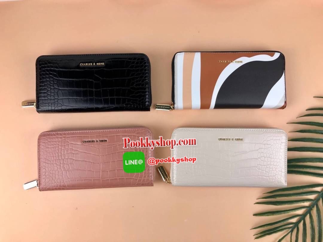 CHARLES & KEITH CROC-EFFECT MINI LONG WALLET กระเป๋าเงินใบยาวซิปรอบ ตัวหนังกระเป๋าพิมพ์ลายจรเข้ (croc) ด้านนหน้าปั๊มแบรนด์ เปิดปิดแบบซิปรอบ ก้านในจุบัตรได้ถึง 12 ใบ มีช่องซิปใส่เหรียญตรงกลาง จุบัตรจุแบงค์ สามารถใส่ iPhone plus ได้ค่า มีใบเดียวใช้ออกไปซื้อ