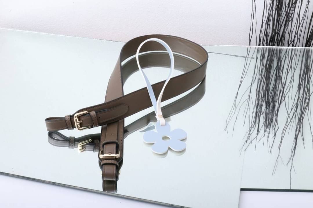 กระเป๋าลูกมะเฟืองยอดฮิต ดาราเซเลปใช้กันเยอะมาก งานตั้งใจผลิตกว่าจะได้มา แก้งานข้ามปี หลายรอบเพื่อความเป๊ะ งานสวยหนังสวย แถมฟรี!! ที่ห้อยลายดอกไม้ โอ้ย!!สวยเป๊ะขนาดนี้จะพลาดได้งัย