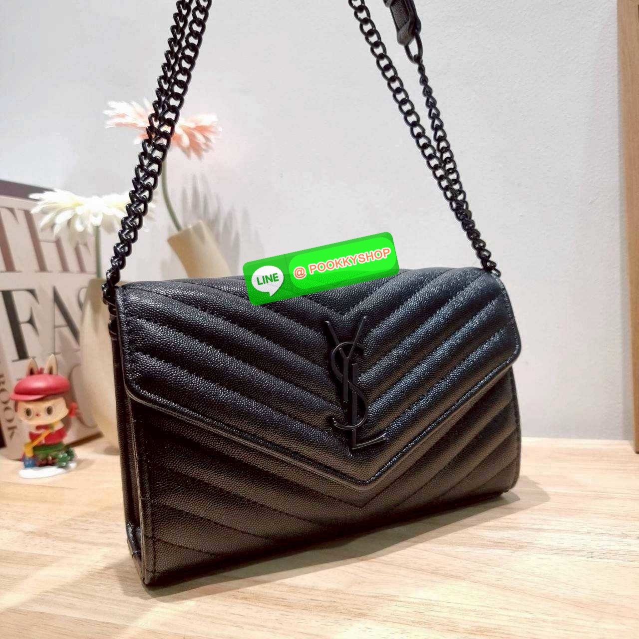 🔆 Model YSL clutch bag with chain ไม่เคยผิดหวังจริงๆ!! กับรุ่นที่สาวๆรู้กัน กระเป๋าสะพายพรีเมี่ยมกิ๊ฟ จากเคาน์เตอร์ vip dutyfree ทรง woc สุดฮอต ดีไซน์เรียบหรู โดดเด่นด้วยโลโก้ด้านหน้า เพิ่มดีเทลความผู้ดี ใช้งานง่ายเพียงแค่เปิด-ปิดด้วยกระดุมแม่เหล็