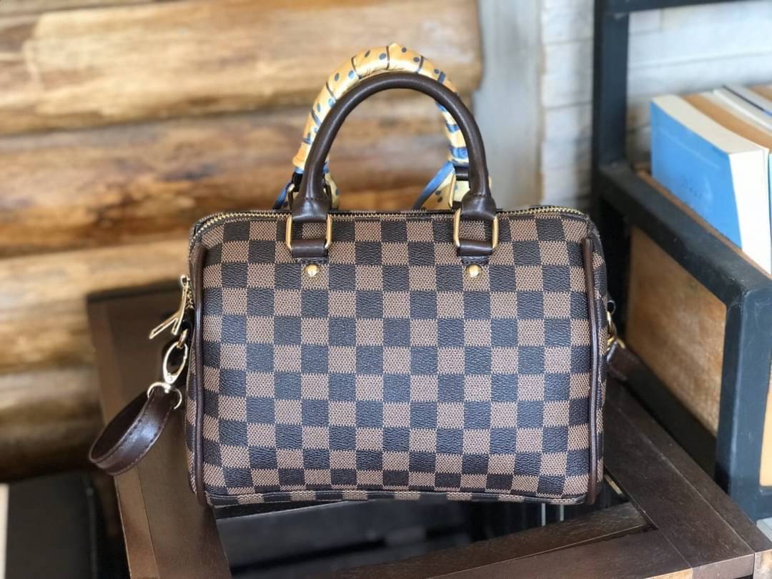 MS048 Be Bear Style My Fashion Bag หมีหมอนใหม่ !! มาแล้วค่าา ไฉไลสุดๆกับกระเป๋า shumiya ทรงหมอนสุดฮิตใบนี้ ด้านหน้าติดโลโก้แบรนด์อย่างดี มาพร้อมผ้าพันหูสุดน่ารัก ขนาดกระทัดรัดกำลังพอดี ได้ลุคคุณหนู cute สุดๆค่ะ !!! คล้องแขนได้ สะพายข้างได้ มีสายสะพายยาวถอ