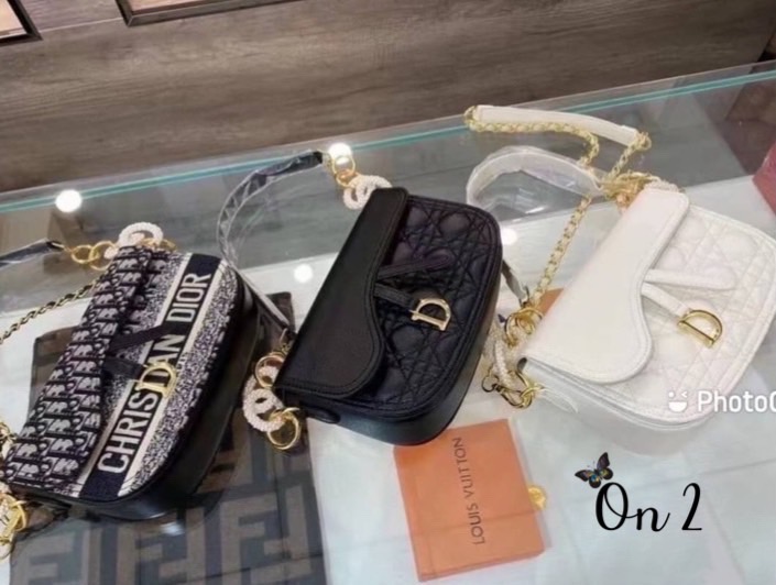 Dior bag กระเป๋าสะพาย Dior หนังนิ่มสวย แต่งอะไหล่สีทองสวยมากค่ะ ปั๊มทุกจุด มาพร้อมสายสะพาย2 สาย สะพายแบบ cross body หรือสะพายข้างได้ค่ะ