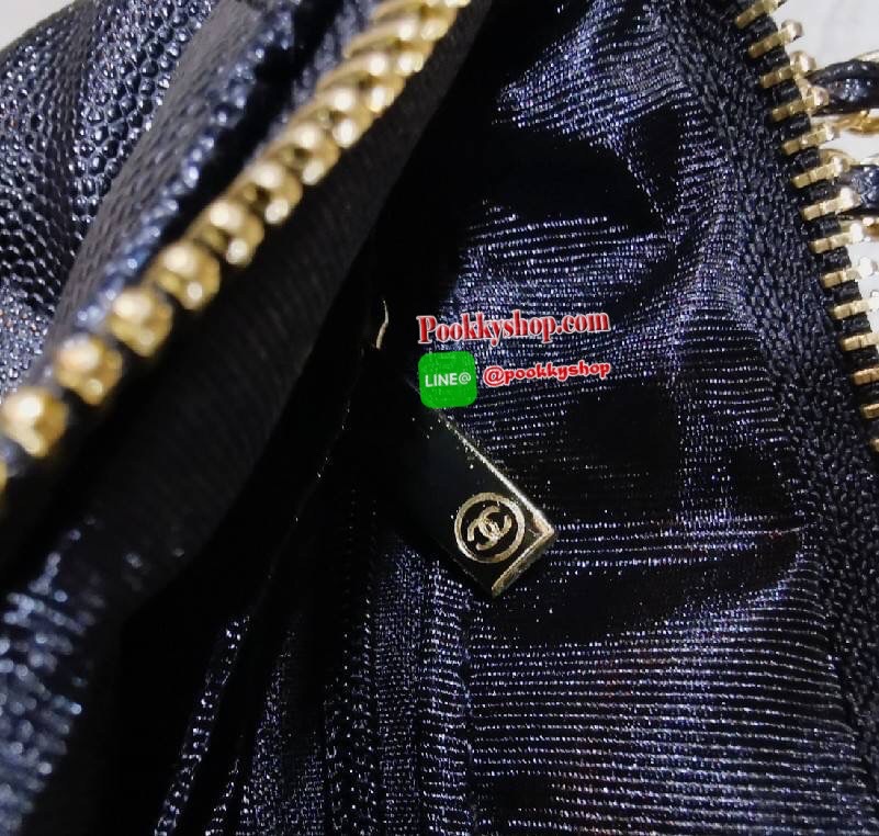 Don't Miss! Chanel Clutch Bag Gift With Purchase (GWP) กระเป๋าคล้องเเขนรุ่นใหม่พรีเมี่ยมกิ้ฟจาก Chanel Counter วัสดุหนังคาเวียร์สวยหรูเปิดปิดด้วยซิปสะดวกใช้ ห้อยอะไหล่โลโก้แบรนด์สีทองเพิ่มดีเทลเก๋ ภายในมีโลโก้ สามารถใส่กระเป๋าสตางค์ มือถือ iphone บัต