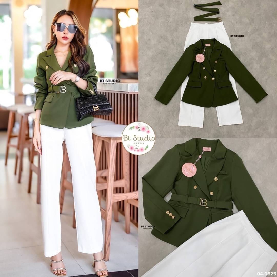 เซท 3 ชิ้น เสื้อเบเซอร์คอปก แขนยาวแต่งกระดุมสีทองปั้มโลโก้ที่ตรงกลาง และปลายแขน มาพร้อมสายเข็มขัดคาดเอวสีเดียวกันกับเสื้อ หัวเข็มขัดแต่งสีทอง แมทซ์กับกางเกงขายาวตีเกล็ดด้านหน้า กระเป๋าใช้งานได้จริง งานสวย คัตติ้ง เนื้อผ้าดี ห้ามพลาดเลยจ้าา