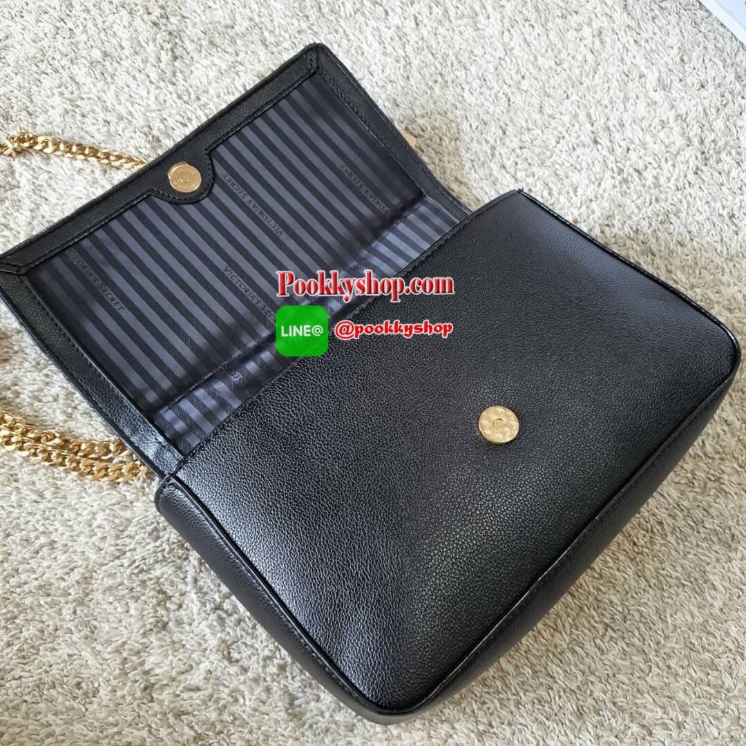 NEW ARRIVAL 2019 !! VICTORIA SECRET CROSSBODY BAG แบรนด์ดังจากอเมริกาสุดฮิตของวัยรุ่น กระเป๋าสะพาย หนังสังเคราะห์นิ่มอยู่ทรง อะไหล่ทอง ด้านหน้าประดับชื่อโลโก้แบรนด์ ขนาดน่ารักกำลังดี เปิดปิดด้วยฝากระดุมแม่เหล็ก ภายในบุลายปั้มแบรนด์ มีช่องเล็กใส่ของจุกจิก
