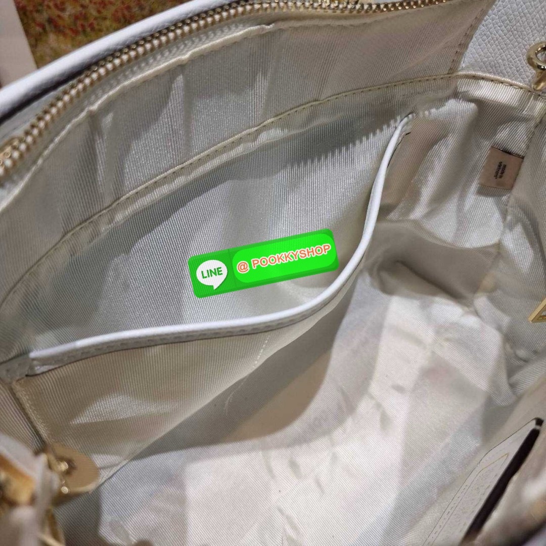 กระเป๋าถือ/สะพายรุ่นยอดนิยม ดีไซน์คงความคลาสสิค แฝงความหรูด้วยอะไหล่สีทอง หูจับในตัวสะดวกใช้งาน ปากกระเป๋ามีซิปปิดกันหล่นแน่นหนา ใต้กระเป๋ายังมีหมุดรองถนอมกระเป๋าอีกด้วย มีสายสะพายข้างให้ ถอดออกได้ ปรับได้ตามต้องการ ภายในโล่งกว้าง มีทั้งช่องซิปและช่องย่อย