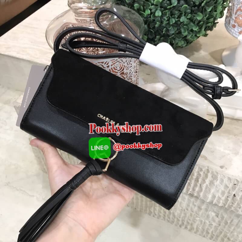 Don't Miss! CHARLES&KEITH WALLET กระเป๋าคลัชรุ่นใหม่ล่าสุดแบบชนช็อปเปิดปิดด้วยฝาปิดกำมะหยี่กระดุมแม่เหล็กประดับพู่หนังดูมีดีเทล ด้านหน้ามีโลโก้แบรนด์ ภายในมีทั้งช่องซิปและช่องใส่บัตรหลายช่องสามารถใส่ธนบัตร มือถือ เหรียญและบัตรได้เยอะ ด้านหลังมีอีก1ช่