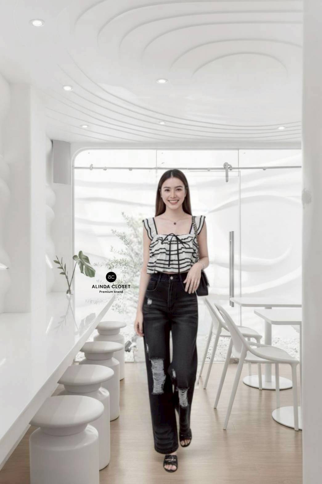 ชุดเซทแฟชั่น ชุดเซ็ทเสื้อสายเดี่ยวทรงครอปสีครีมตัดขอบสีดำ แต่งระบายคู่ที่สายเสื้อ