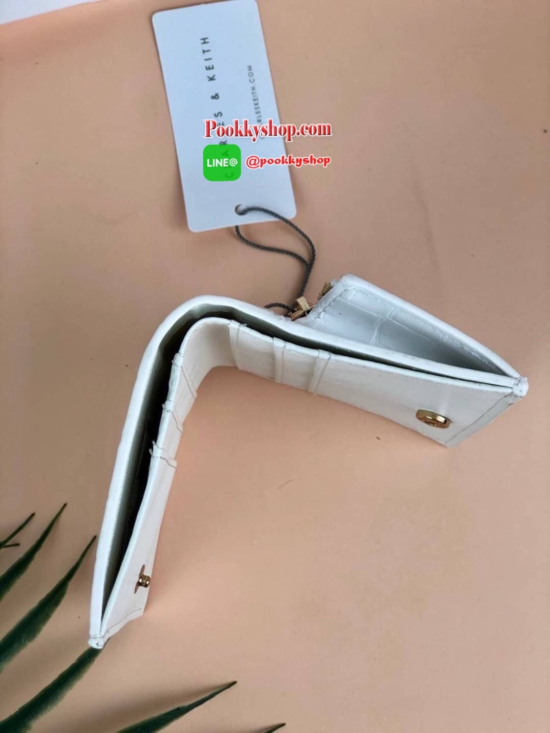 CHARLES & KEITH CROC-EFFECT SMALL WALLET กระเป๋าเงินใบสั้น วัสดุหนังพิมพ์ลายจรเข้ (สีมัลติหนังเรียบ) ด้านหลังมีช่องซิปใส่เหรียญ รุ่นนี้เปิดปิดแบบกระดุม ด้านในมีช่องใส่บัตรได้ 6 ใบ และช่องใส่ธนบัตรได้ตามยาว ไม่ต้องพับแบงค์เลยค่า น่ารัก ใบประทัดรัด ห้ามพลาด