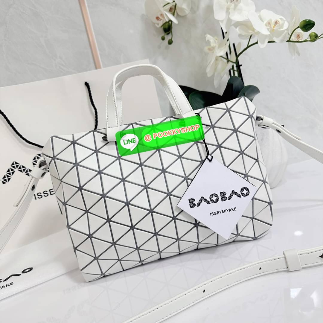 Bao Bao issey Miyake Tonneau Small Matte Bao Bao Issey Miyake รุ่น TONNEAU (ทอนโนะ) กระเป๋าทรง Boston Bag ที่โดดเด่นด้วยลายแพทเทิร์น 3 เหลี่ยมด้านเท่าเรียงต่อกัน ทำให้กระเป๋าใบนี้มีความโดดเด่นทั้งในเรื่องของดีไซน์ที่ทันสมัย และการใช้งานที่ครบทุกฟังก์ชั่น