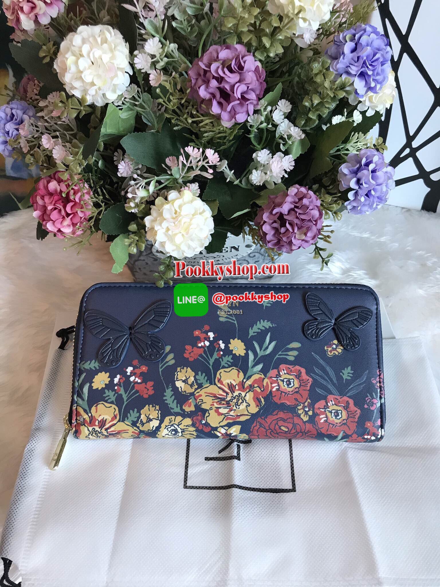 New arrival!! กระเป๋าเงินจาก LYN ชนช็อป แท้เอ้าเลท กระเป๋าเงินใบยาวซิปรอบ ด้านหน้าสกรีนลายดอกไม้และมีผีเสื้อนูนแต่ง สวยน่ารักน่าใช้สุดๆ ด้านหน้าแต่งโลโก้แบรนด์สีทอง อะไหล่สีทองเพิ่มความหรู หัวซิปปั๊มแบรนด์ ด้านในมีช่องซิปใส่เหรียญและช่องธนบัตร จุบัตร 12 ช