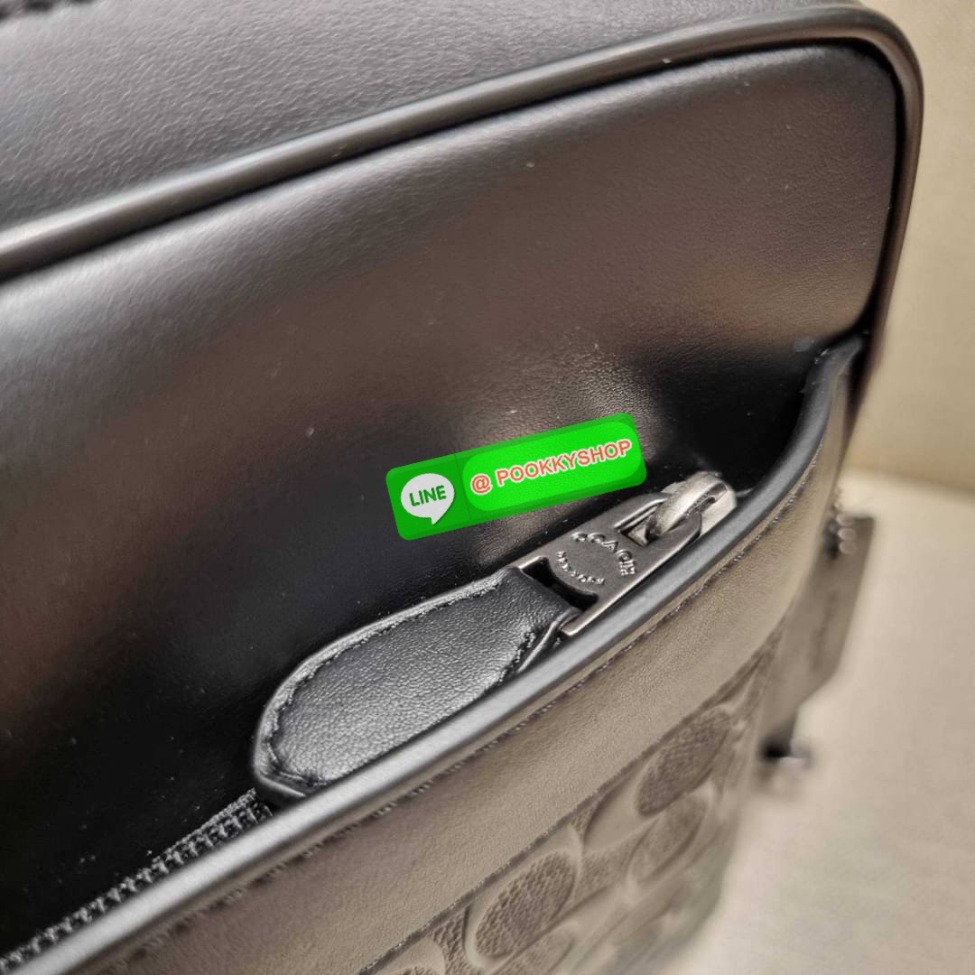 COACH F28455 CHARLES CAMERA BAG IN SIGNATURE LEATHER รุ่นสุดฮิตที่หนุ่มๆเค้ารู้กัน กับกระเป๋าสะพายข้างทรงแมสเซนเจอร์ ที่อัพเลเวลความหรูด้ายลายปั๊มซิกเนเจอร์นูน บนวัสดุหนัง crossgrain ตัดสลับด้วยหนังแท้ สัมผัสดีทั้งใบ มีช่องซิปให้ด้านหน้า และช่องย่อยด้านหล