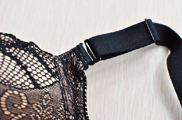 บราดันทรง ชุดชั้นใน ดันทรงเสริมโครง ลูกไม้ สีทูโทน ลูกไม้ดำ แซมโอรสครีม งานยุโรป สวยหรูมากคะ Size B75