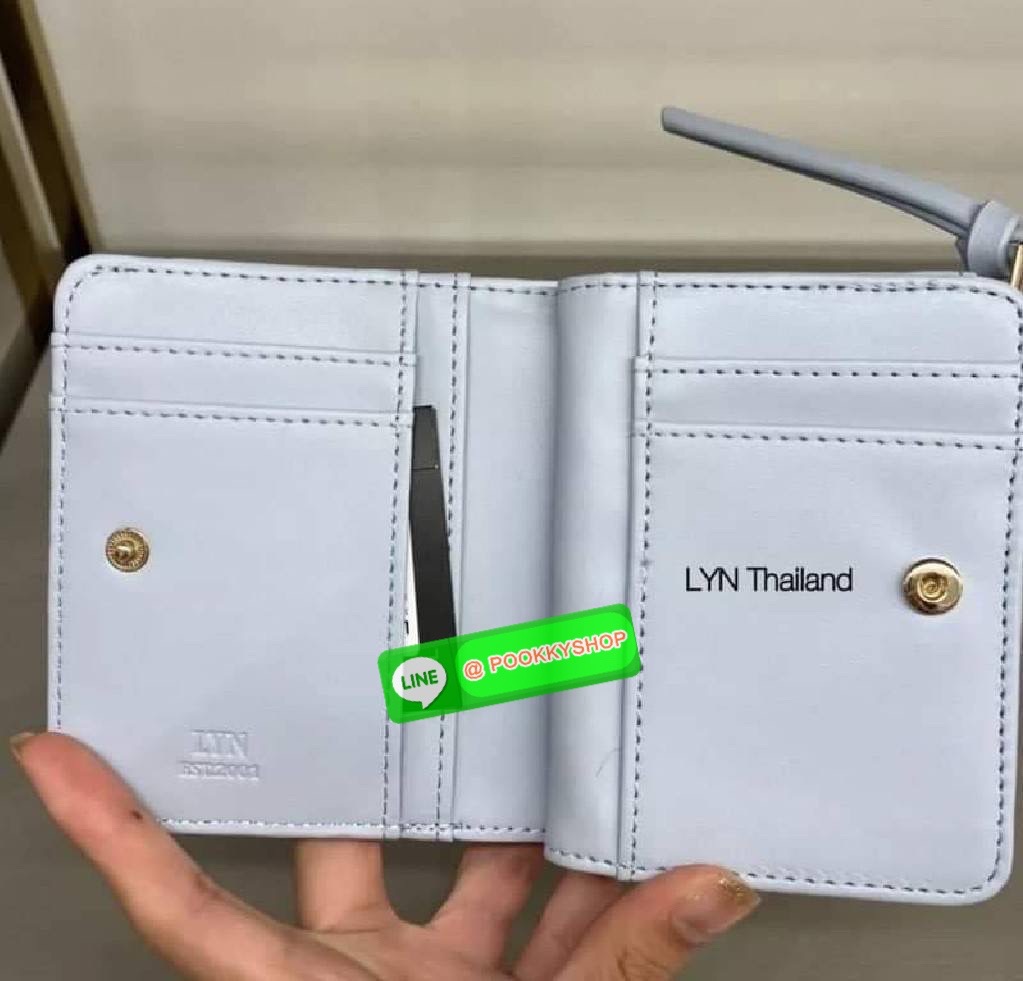 Lyn Decade Wallet กระเป๋าเงินใบสั้น รุ่นนี้สวยน่ารักมากๆ จับถนัดมือ มีฟังก์ชันให้ใช้ครบจบในใบเดียว! วัสดุหนังนุ่มมือ เดินด้ายทั้งใบเพิ่มดีเทล มีโลโก้สวยเด่นที่ด้านหน้า เปิดปิดแบบกระดุมแม่เหล็ก มีช่องใส่ธนบัตรได้ตามยาว ใส่แบงค์ไม่ต้องพับค่า ช่องการ์ด และมี