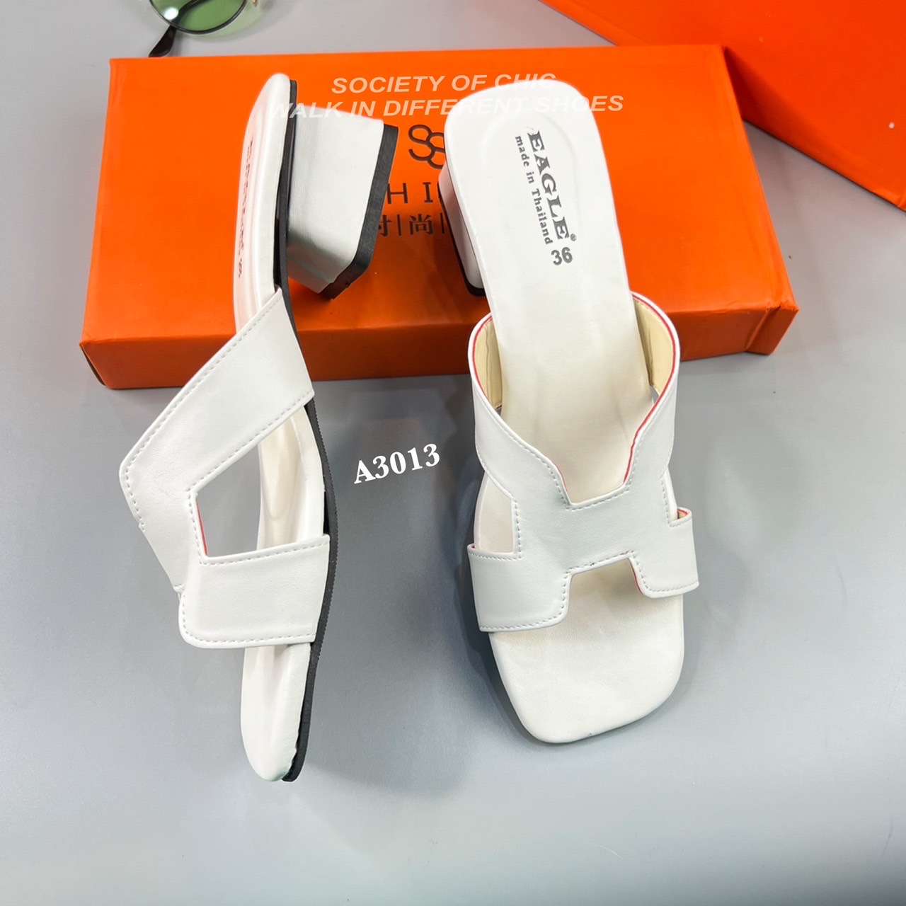 ขายดี ตลอดกาล maxi หน้าสวม H Logo รองเท้าที่หยิบมาใส่ได้บ่อยสุดแบบไม่มีเอาท์ หนังนิ่ม งานสวยใส่สบาย classy มาก ก.ไก่ ล้านตัว พื้นนิ่ม สูงเพียง 2 นิ้ว ใส่เดินยาวๆไปเลยจ้า