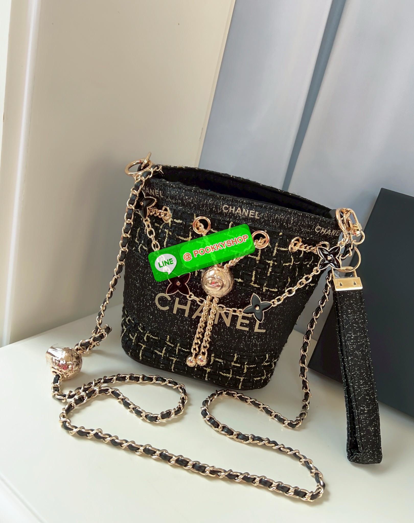 NEW NEW NEW **สินค้าเข้าใหม่** รุ่นนี้บอกเลยว่าสวยทุกอนุ หิ้วไปไหนมาไหนคือเริ่ดไปเลยค่าา CHANEL BUCKET TWEED WITH CHAIN BAG ((Premium gift make up ตปท.)) มีป้ายNot for sale 🔖พร้อมส่งค่าสาวๆ รอบนี้ได้มาไม่เยอะ! กับกระเป๋าขนาดกลางกำลังดี วัสดุผ้าTwe