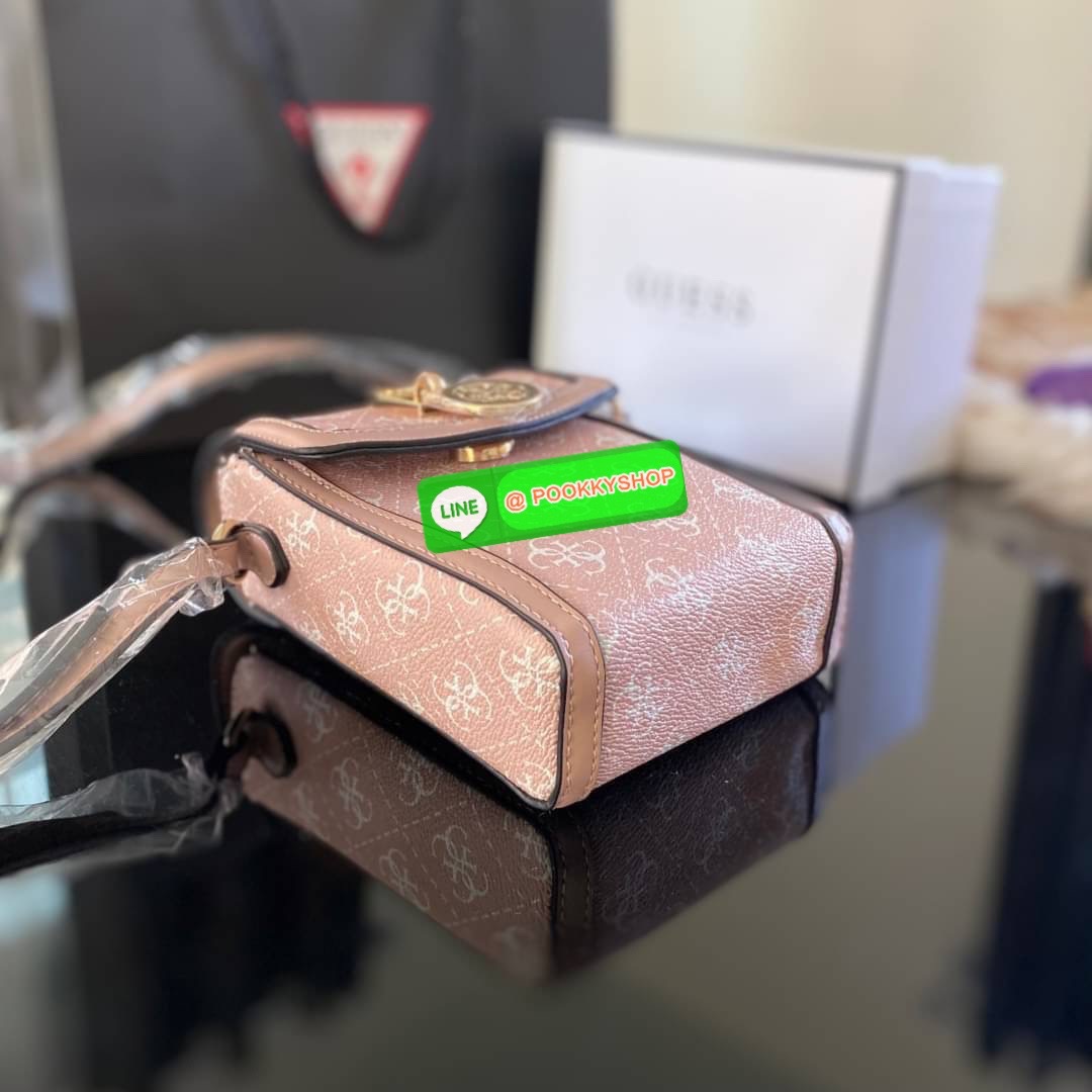 Guess กระเป๋าใส่โทรศัพท์ สวยมากกกก ทรงดีสุดๆ เป็นทรงกล่องทรงสวยที่ตามหากันม๊าก มาก มาพร้อมกล่องครบเซ็ต ด้านหน้าแต่งโลโก้แบรนด์ เปิด-ปิดด้วยกระดุมแม่เหล็ก มีสายยาวเป็นสายหนังปรับระดับได้มากถึง 7ระดับ