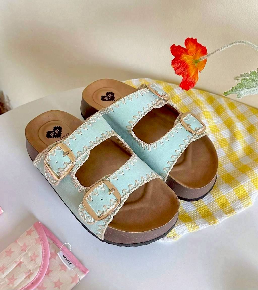 แบบมาใหม่ รองเท้าทรงไบเก้น ส้นหนา 1.5 นิ้ว เย็บตกแต่งลาย งานแฮนด์เมดช่างไทย พื้นเสริมฟองน้ำตรงส้นเท้า ใส่สบาย เข็มขัดปรับระดับเข้าออกได้ เป็นงานส้น PVC แต่งลายไม้ โดนน้ำได้ ไม่เหม็นอับ น้ำหนักเบา