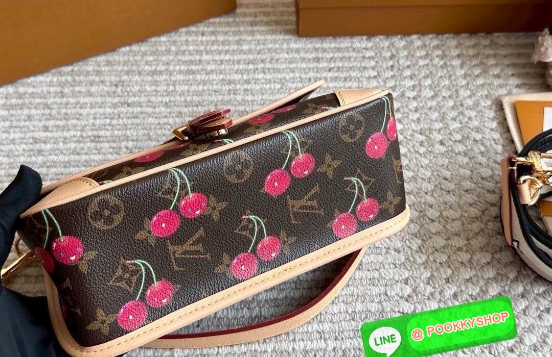 🕊️ พร้อมส่ง | LV Diane Monogram Cherry กระเป๋ามัลติฟังก์ชั่นสุดคุ้ม คอลใหม่แสนสดใสด้วยลายเชอรี่ ที่ดีไซน์ออกมาน่ารักน่าใช้มากๆ มีสายมาให้ถึง 2 แบบ สายหนังคล้องไหล่ได้ และสายสปอร์ตครอสบอดี้ได้ ปรับเปลี่ยนใช้ตามลุคแต่ละวันได้เลย เปิด-ปิดด้วยกระดุมแม
