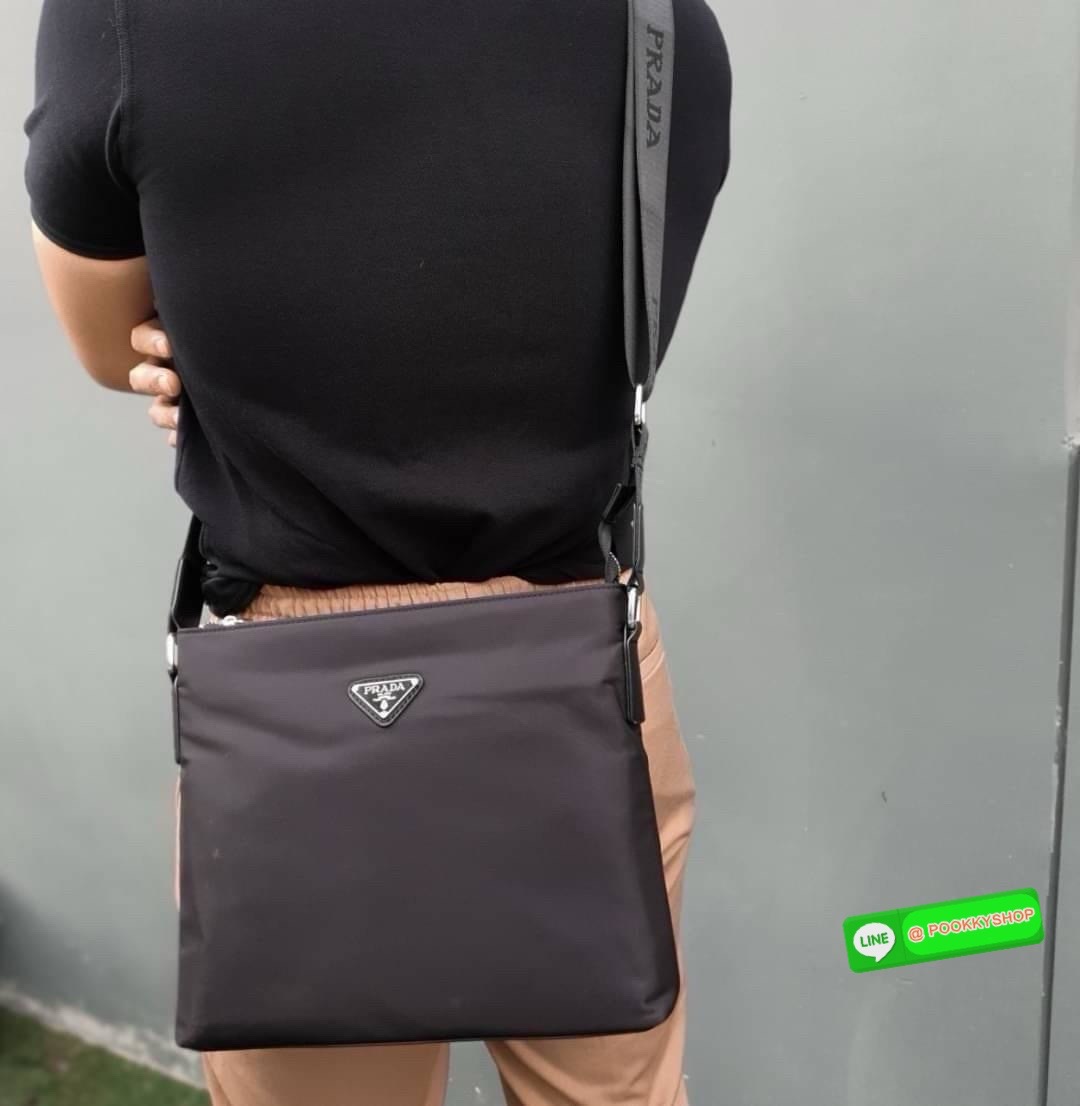 สำหรับคุณผู้ชาย เข้าแล้วค่ะ🌟🫶🏻 กระเป๋าทรง MASSENGER แบรนด์ PRADA อะไหล่เงินทั้งใบ ด้านในมีช่องใส่ของแบ่งเป็นสัดส่วน หลายช่อง เปิดปิดด้วยซิปยาว ใส่ IPADmini ได้สบาย จุของได้เยอะ มาพร้อมช่องซิปด้านในอีกหนึ่งช่อง ด้านหลังมีซิปใส่ของ ห