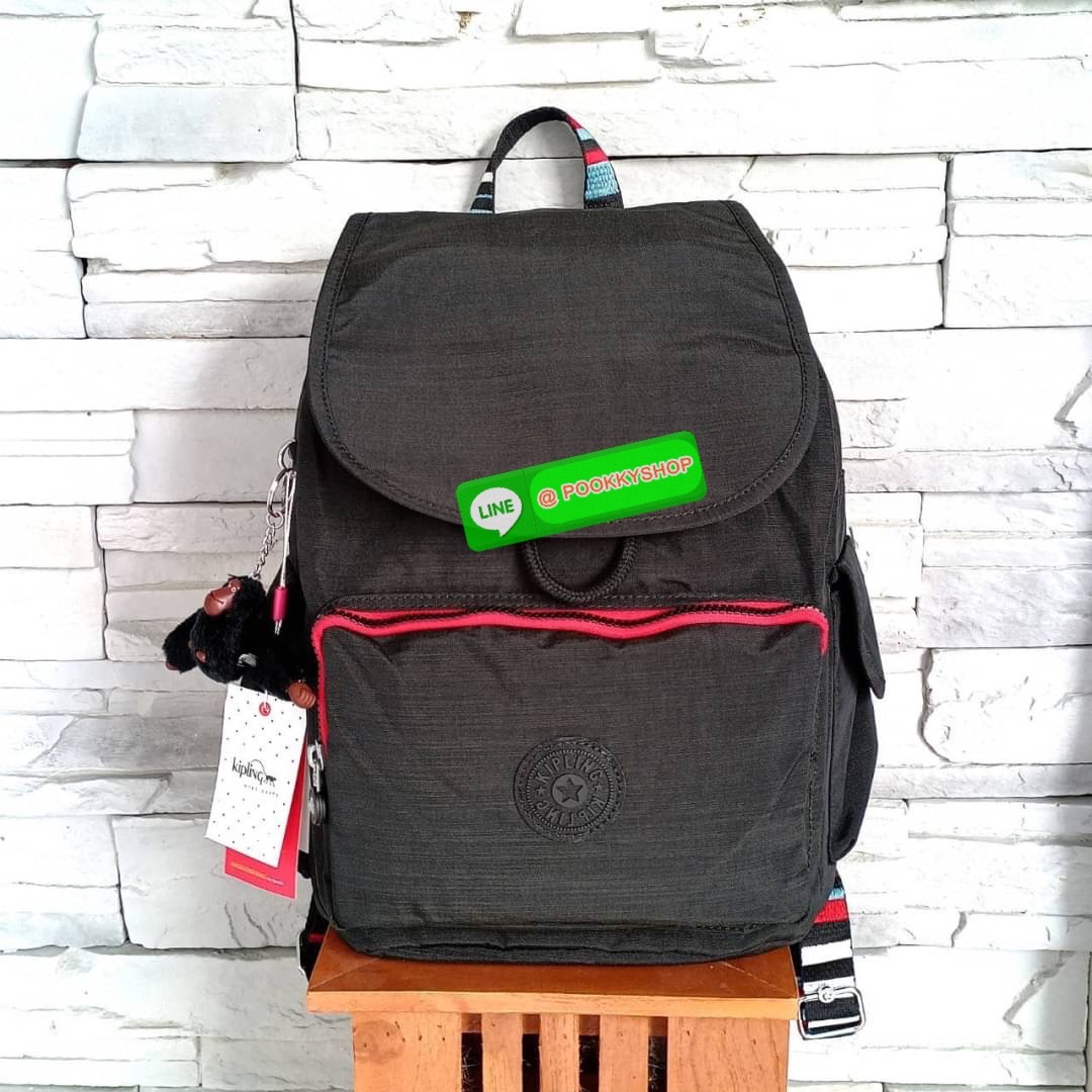 Kipling City Pack Medium Backpack กระเป๋าเป้ Kipling ขนาดกลาง วัสดุ Polyester 100% มีหูหิ้วด้านบน -ด้านหลัง มีซิปหลัง 1ช่องลึก -ด้านข้างมีช่องใส่ของเล็กน้อยทั้ง 2 ด้าน เปิด-ปิด ด้วยกระดุมแม่เหล็ก -ด้านหน้ามีช่องซิปใส่ของแยก 1 ช่อง และ ช่องปรับขนาดด้วยสายล