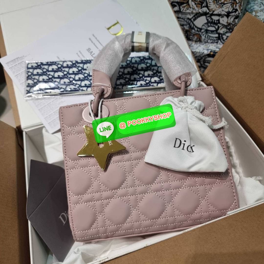 NEW ARRIVAL!! CD LADY ULTRAMATTE BAG กระเป๋าสะพายข้างพรีเมี่ยมกิ๊ฟสุดฮอต ดีไซน์เรียบง่าย แต่แฝงไปด้วยความหรูหรา ทรงกล่องคลาสสิค โดดเด่นด้วยพวงกุญแจอะไหล่สีเดียวกับตัวกระเป๋า วัสดุหนังแท้ผิวแมทท์ ลายเส้นซ้อนทับสวยงาม มีรูปแบบ หูจับในตัวและสายครอสบอดี้สุดเล