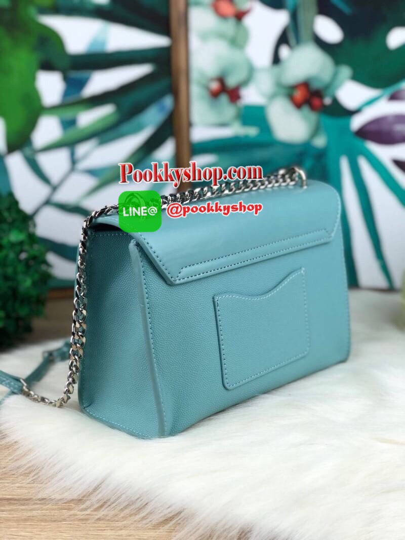 New arrival!! CHARLES & KEITH WOVEN DETAIL CLUTCH กระเป๋าสะพายอยู่ทรง ด้านหน้าเล่นดีเทลแต่งลายสายน่ารักมากๆ ด้านหลังมีช่องใส่บัตรได้ เปิดปิดด้วยตัวกดล็อก ด้านในจุของได้เยอะทีเดียวค่ะ ใส่ iPhone plus/ กระเป๋าเงินใบกลางได้สบายๆ สายสะพายยาวปรับได้ 5 ระดับเลย