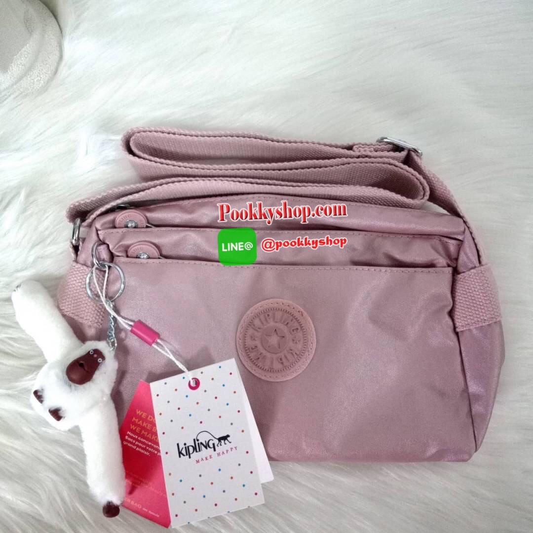 KIPLING Mini Crossbodybag กระเป๋าสะพายข้างขนาดกะทัดรัด ผลิตจากวัสดุ Nylon+ Polyester100% มีช่องใช้งานแยกย่อยมากถึง 4 ช่อง -ด้านหน้ามีช่องซิป 2 ช่อง -ช่องหลักโล่ง กว้าง จุของใช้ได้เยอะ -ด้านหลังมีช่องซิปอีก 1 ช่อง มาพร้อมพวงกุญเเจลิง สายสะพายยาวสามารถปรับไ
