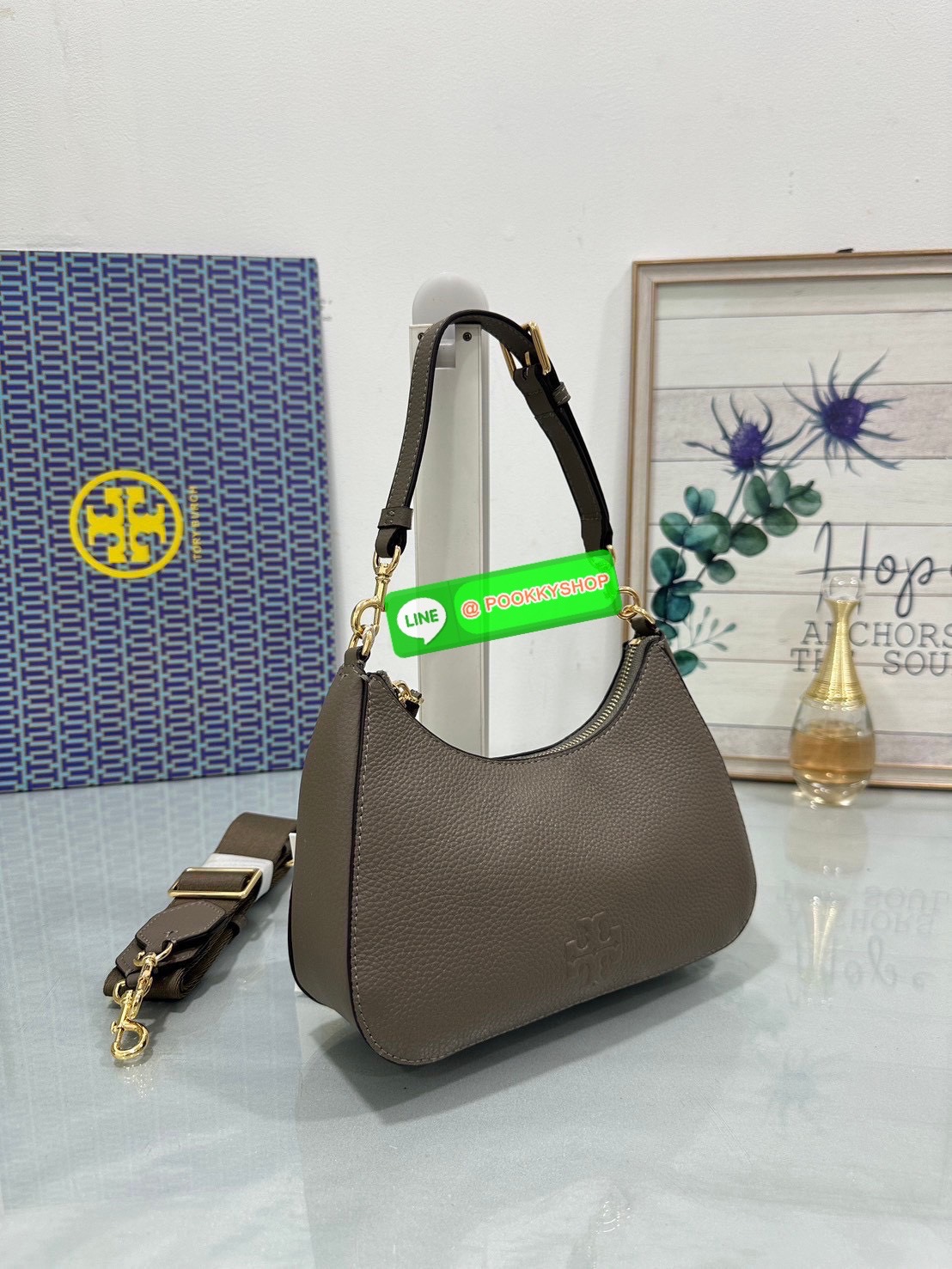 🖤 Tory Burch Thea Convertible Crossbody Bag หนังแท้นุ่ม ดีไซน์เรียบหรู พร้อมสายสะพาย 2 แบบ สวยครบทุกลุค ✨ ใบเดียวใช้ได้ทุกวัน ถือก็สวย สะพายก็คล่อง จบในใบเดียว 💼