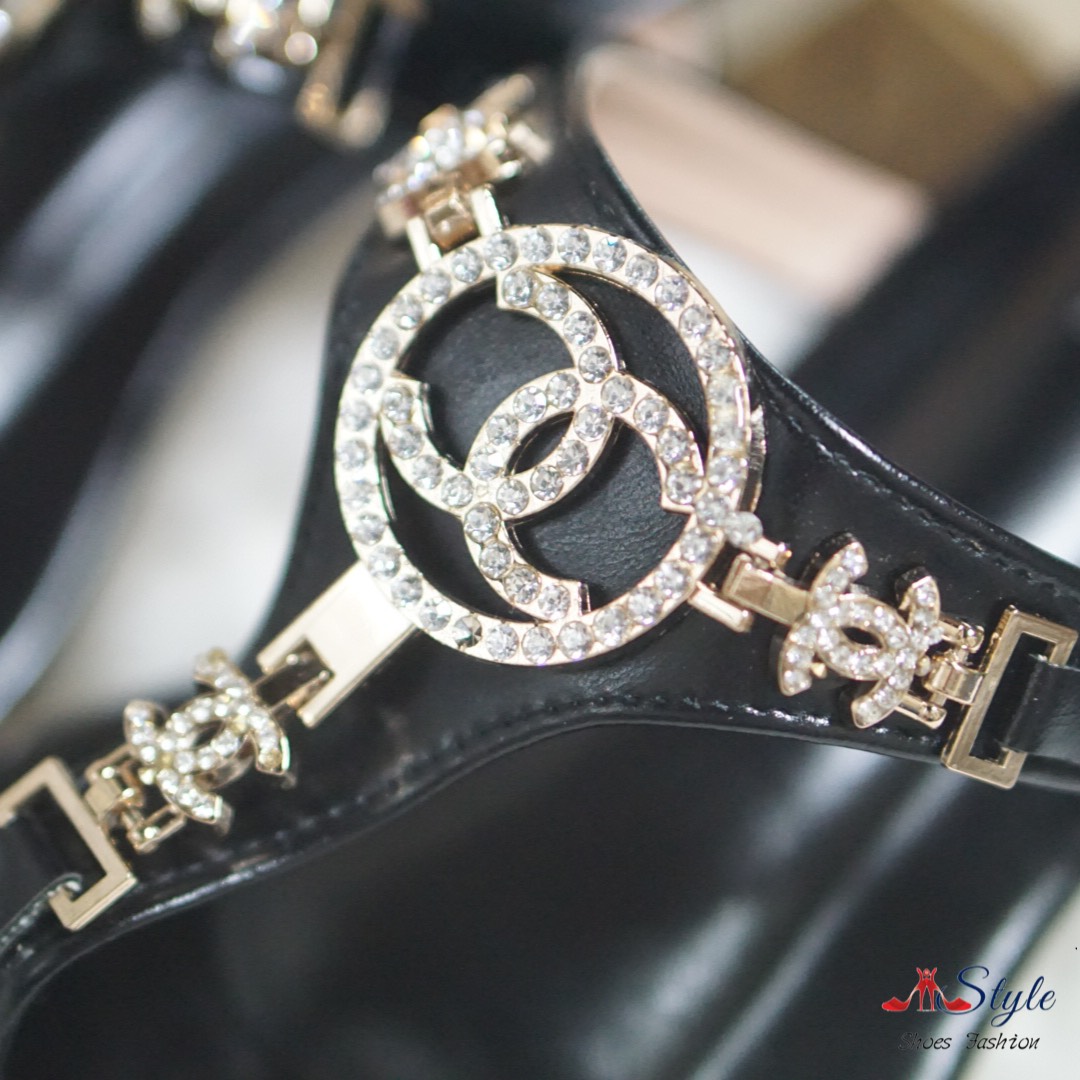 พร้อมส่ง รองเท้าแตะลำลอง แบบหูหนีบ วัสดุทำจากหนังนิ่ม งานเย็บดี นิ่ม เบา ใส่สบายมาก พื้นอย่างดี ใส่แล้วสวยฝุดๆ ใส่ได้ทุกโอกาส สาวควรมีไว้ติดบ้านสักคู่น๊าาา...