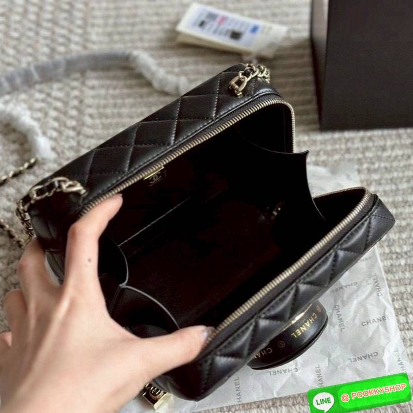 Chanel 24 camera bag Spring 2024 กระเป๋าสะพายทรงกล้อง เก๋มากสุดไอคอนิก ดีไซน์เป็นเอกลักษณ์ ดูแพงเกินเรื่อง มีความโดดเด่นดีไซน์คล้ายเลนส์ด้านหน้าเปิดเป็นกระจกได้ มาพร้อมสายสะพายยาว รูดใช้งานด้วยซิป ภายในโล่งกว้าง ใส่ของสำคัญต่างๆได้ครบ เป็นไอเท็มที่ตอบโจทย