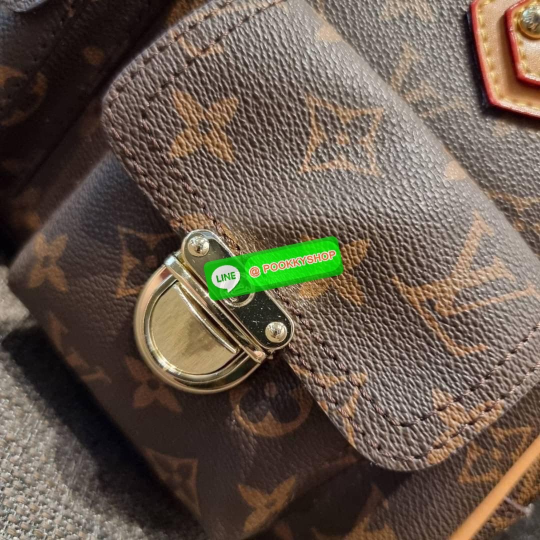 LV MANHATTAN HANDBAG กระเป๋าถือทรงผู้ดี คลาสสิค สวยหรู ไซส์กำลังสวย ราคาแสนดีจากวีไอพีพรีเมี่ยมกิ๊ฟ ดีไซน์ตกแต่งกระเป๋าเล็กด้านหน้า ใส่ของจุกจิกได้ วัสดุหนังแคนวาส ภายในโล่งกว้างมาก มีช่องซิปและช่องย่อย มาพร้อมสายสะพายครอสบอดี้ ถอดออกได้ คล้องแขนเก๋ๆ สะพา