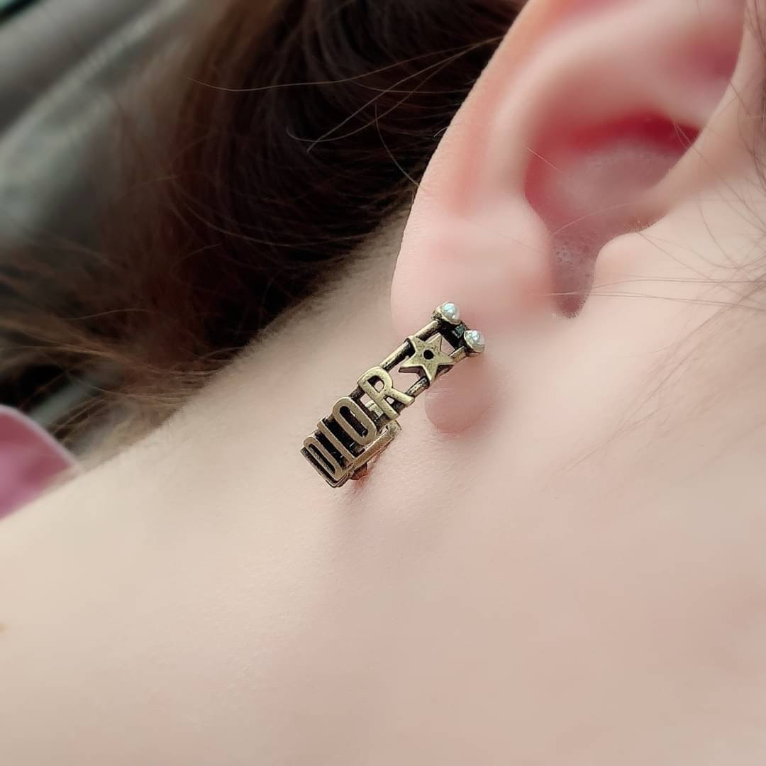 Super Hi-End Quality !!!!! ((งาน 1:1 เหมือนแท้ที่สุดในท้องตลาด)) Christian Dior Earring ต่างหูห่วงคอลล่าสุดค่ะงานอย่างใส่ออกมาน่ารักมากๆค่ะ มีแสตม Dior สวยเป๊ะ งานเลเซอร์สวยๆจาก Dior สาวกดิออพลาดไม่ได้เลยนะคะ ใส่ได้ตลอดไม่มีตกยุคคร๊าา อะไหล่สีทองแอนทีค หร