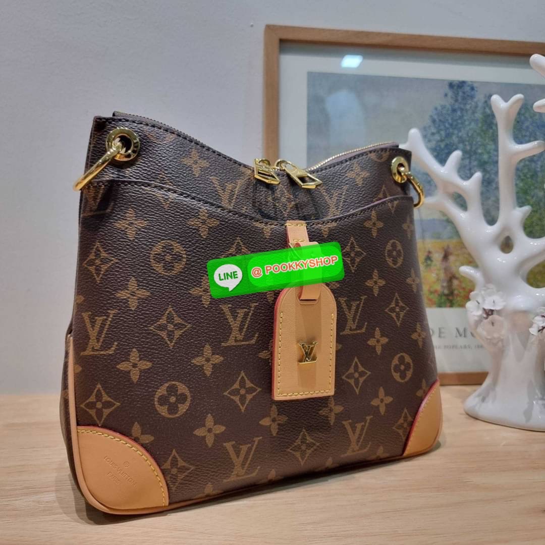 🔆 Model LV odeon bag 🔆 Details ฮอตที่สุด กับกระเป๋าสะพายดีไซน์คลาสสิค ขนาดกำลังดี ทำให้ใช้งานได้สะดวก ปากกระเป๋ามีซิปเปิดปิด ด้านหน้ามีช่องใส่ของได้ ภายในโล่งกว้าง ใส่ได้ทั้งกระเป๋าสตางค์ใบยาว มือถือ ของจำเป็นต่างๆ มาพร้อมสายสะพาย ปรับได้ต