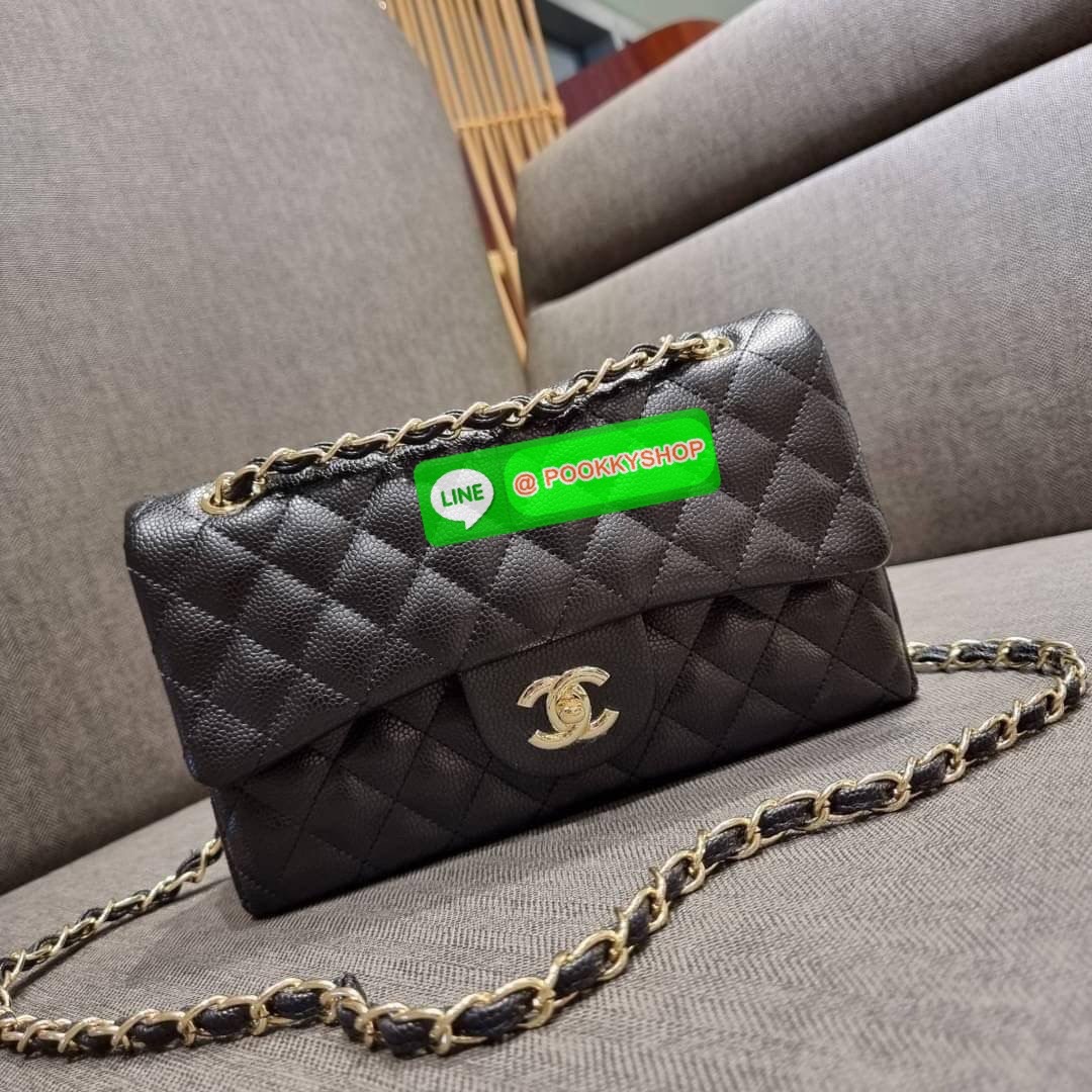 RESTOCK!! HOT ITEM!! Chanel premium for gift กระเป๋าสะพายหนังสังเคราะห์ลายคาร์เวีย อะไหล่พร้อมโซ่สะพายสีทอง ตัดกับกระเป๋าได้อย่างลงตัวและโดดเด่น เปิด-ปิดกระเป๋าด้วยตัวบิดล็อค ภายในกระเป๋ามีฝาปิดอีก 1 ชั้น บุหนังสีแดงโลโก้เด่น คม ชัด!! มีช่องโล่งกว้างจุของ